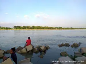আড়িয়াল খাঁ নদীর তীরে মাছ ধরার দৃশ্য
